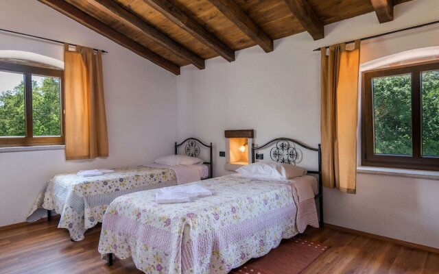 Spacious Villa in Tinjan With Pool