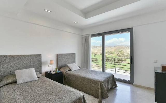 Villa With Private Pool in the Golf Resort