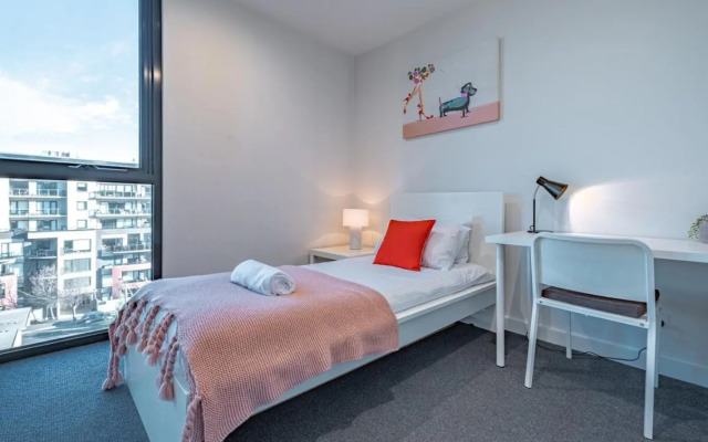 St Kilda 2BR2BA +Balcony +view+workstation+ car