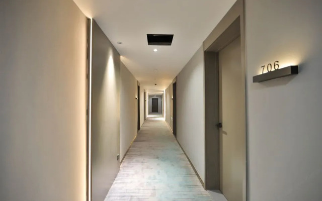 Holiday Inn Golden Hyatt (Yanji Yanbian University Department Store)