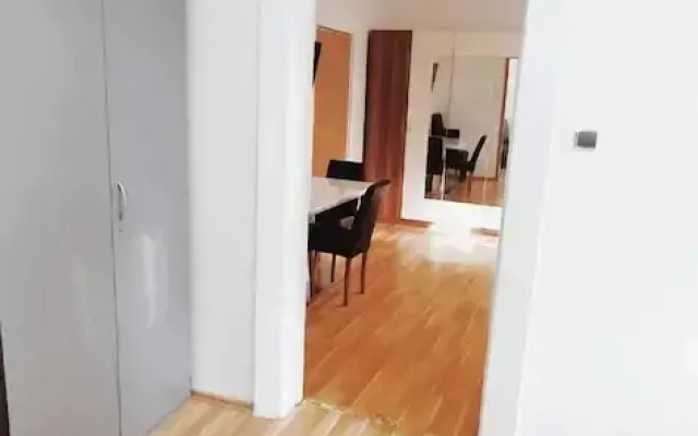 Affordable 2BR Apt Near Enkplatz U3