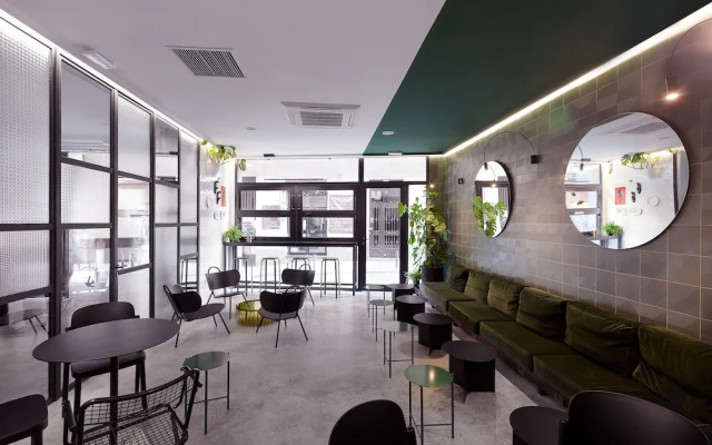 2060 The Newton Hostel & Market