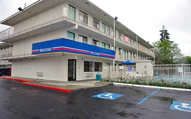 Motel 6 North Kirkland