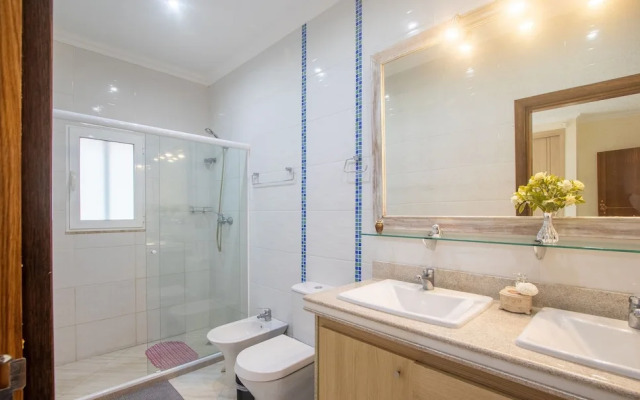 House w/ Pool 350 m From Taperapuan Beach Rud0047