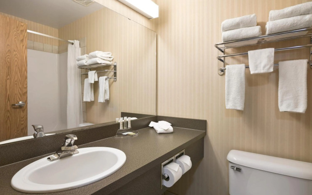 Super 8 By Wyndham High Level Ab