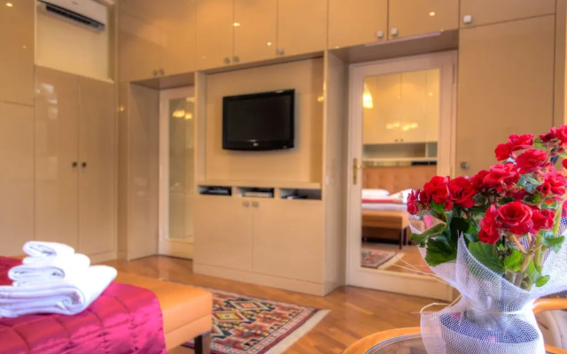 Spanish Steps Hills Apartment