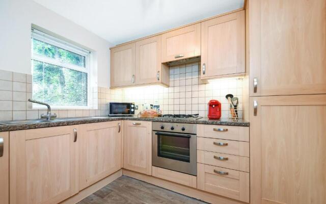 Surbiton modern 2 bedroom flat with parking