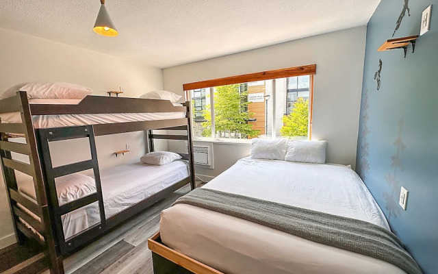 Crash Hotel Squamish