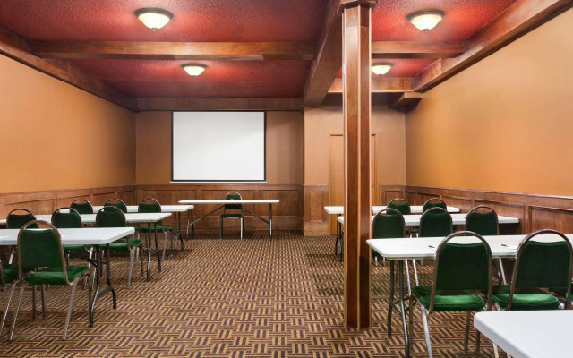 Travelodge by Wyndham Meadow Lake