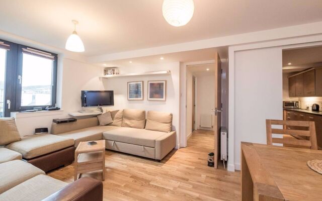 2 Bedroom Apartment Off Royal Mile