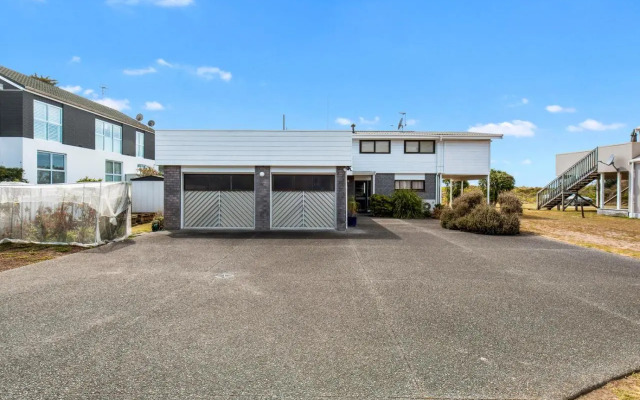 Oceanside Bach - Mount Maunganui Holiday Home