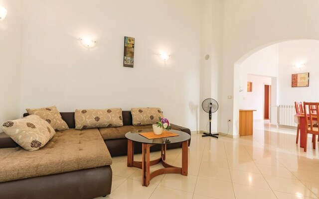 Beautiful Home in Liznjan With Wifi and 6 Bedrooms