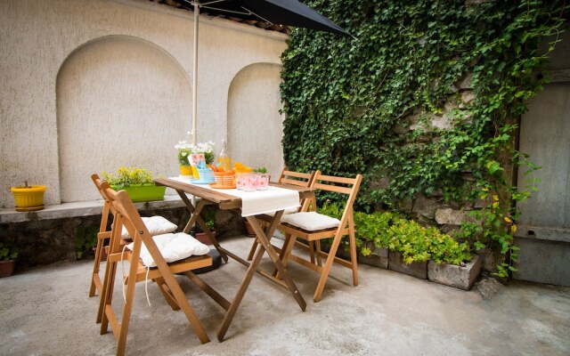 FM Luxury 2-BDR Apartment - Rocky House