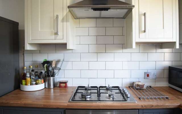 1 Bedroom Apartment in Clapham With Balcony