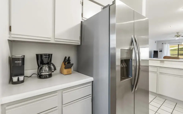 Royal Ridge Modern Condo for 4