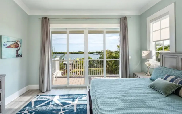 Springtide House by Brightwild Waterfront Pool