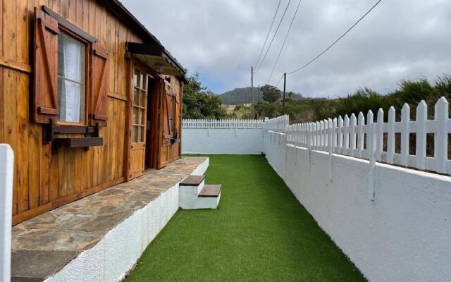 Agradable Mini Casa de madera con jardín amplio