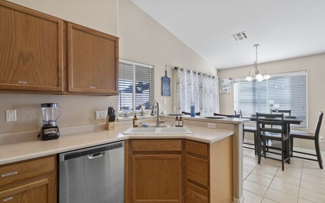 Cozy Hidden Gem - 3BR - 1Den w Backyard