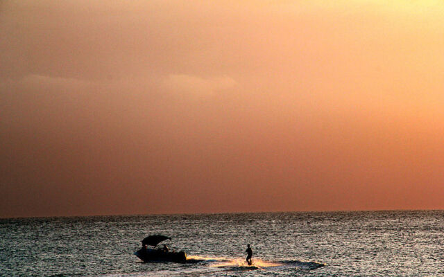 Tropical Sunset Beach Apartment Hotel