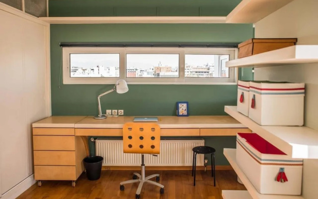 Enjoy View of Parthenon Sunny Flat in the Center