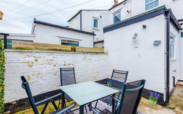 NEW Stylish Home Amazing Location Sleeps 6
