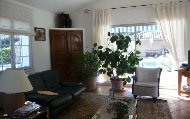 Attractive Holiday Home in Céreste With Swimming Pool