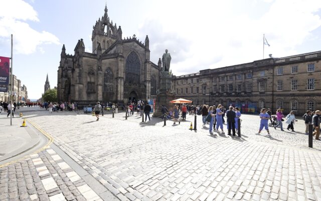 JOIVY Homely 1-Bed Flat By St Giles W/ Desk