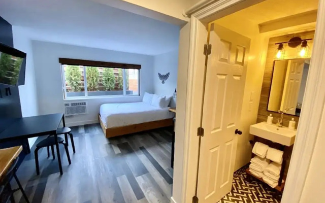 Crash Hotel Squamish