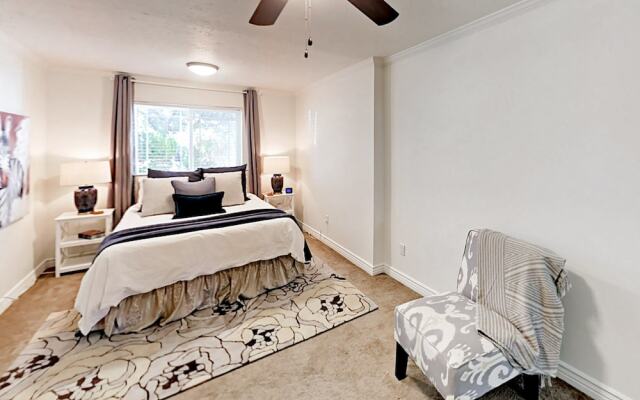 Stylish Desert Oasis - 3 Br Home