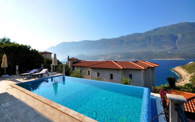 Villa Utku by Akdenizvillam