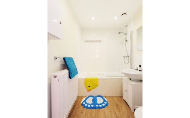 Cosy, Modern 1BR Kilburn Flat for 4