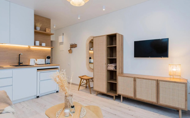 BOHO BEACH STUDIO su terasa ir baseinu