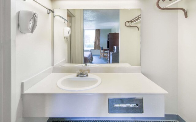 Studio 6 Lake Jackson, TX