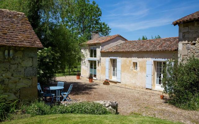 Tranquil Home in Saint-Martin-de-Gurson, 15min from Saint Emilion's vineyard