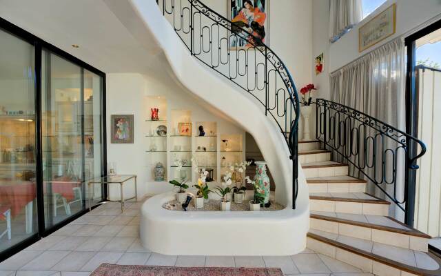 Semiramis at Villa Laurie Mougins