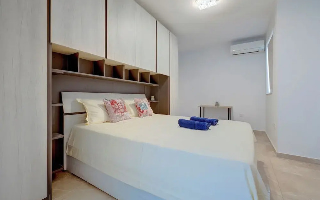 Deluxe Apartment Steps to St George's Bay