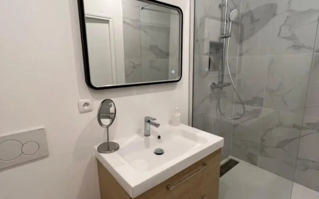 2 Bedrooms with AC, 2 bathrooms, 8 min Eiffel Tower