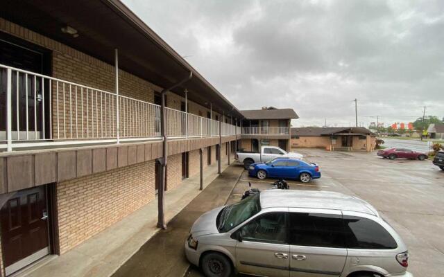 OYO Pinewood Inn & Suites Silsbee