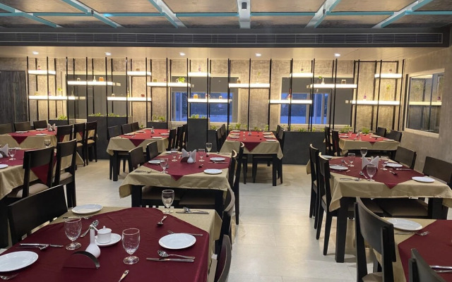 Hotel Aarunya Royale