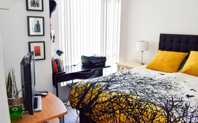 Trendy Modern 1 Bedroom Flat in the Heart of Downtown
