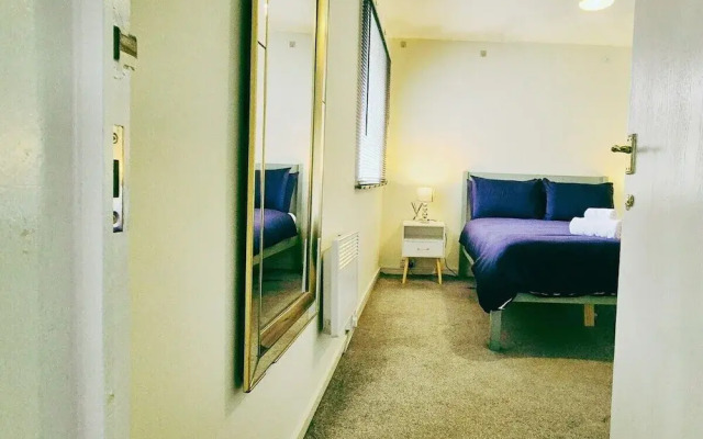 Comfy 3BR Flat on Quiet Street