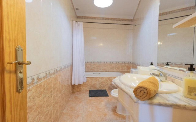 Three Bedroom Apt Near Santa Cruz Nyhf