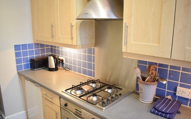 2 Bedroom Flat in Battersea Sleeps 4