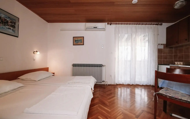 Apartments & Rooms Peranic