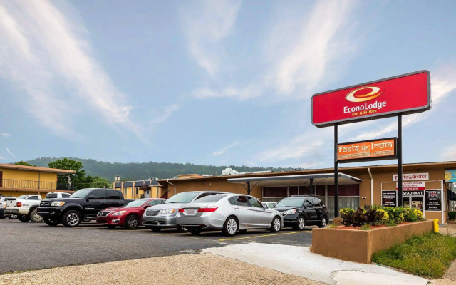 Econo Lodge Inn & Suites