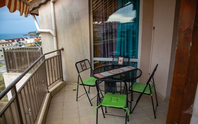 FM Premium 1-BDR Apartment with Pool & Parking - Summer Days