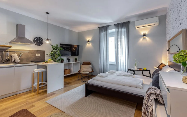 Deluxe Adria Square Studios