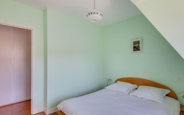 Spacious Holiday Home near Forest in Auvergne