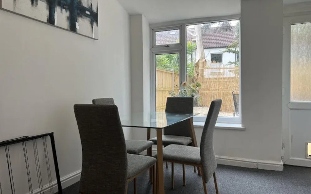 Bristol - 4 Beds - Sleeps 7 - For Groups - Garden