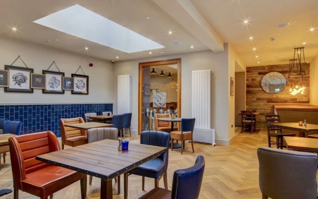 Gissons Hotel by OYO Rooms